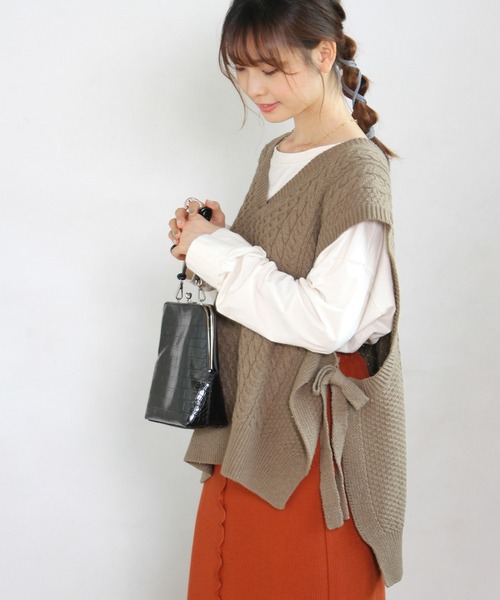 Crisp（クリスプ）の「ケーブルニットベスト（ベスト・レディース・ベージュ/ブラウン・FREE）」の2枚目の写真
