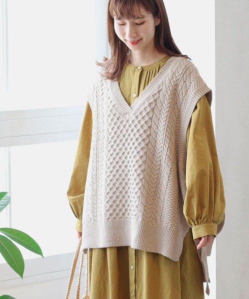 Crisp（クリスプ）の「ケーブルニットベスト（ベスト・レディース・ベージュ/ブラウン・FREE）」の3枚目の写真