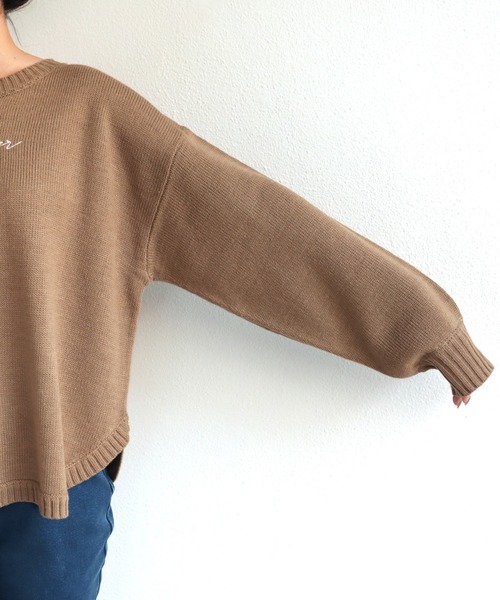 andme(アンドミー)の「天竺編み長袖ロゴ刺繍ラウンドヘムニットトップス(ニット/セーター・レディース・チャコールグレー/ブラック/グリーン/ライトブラウン・M)」の6枚目の写真