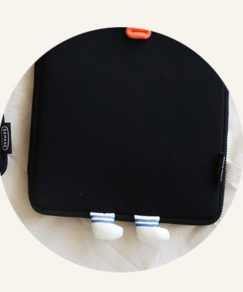 Brunch Brother（ブランチブラザー）の「Romane corp.／BRUNCH BROTHER pompomポーチ（13inch対応）  2271897（PC・タブレットケース・レディース・ブラック・0）」の3枚目の写真