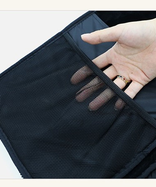 Brunch Brother（ブランチブラザー）の「Romane corp.／BRUNCH BROTHER pompomポーチ（13inch対応）  2271897（PC・タブレットケース・レディース・ブラック・0）」の4枚目の写真