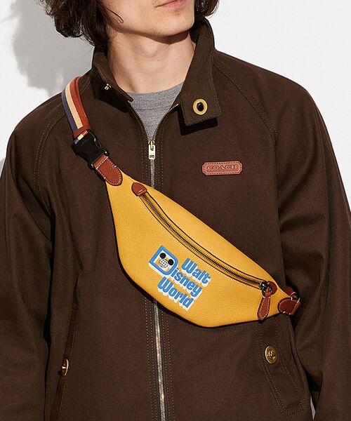 Disney(ディズニー)の「【DISNEY x COACH】チャーター ベルト バッグ 7 ウィズ ウォルト ディズニー ワールド モチーフ(ボディバッグ/ウエストポーチ・メンズ・イエロー系その他・ONE)」の1枚目の写真