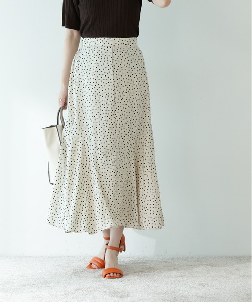 N.(N. Natural Beauty Basic)(エヌエヌナチュラルビューティーベーシック)の「プリントデザインペプラムスカート(スカート・レディース・ブラック系その他/ホワイト系その他/オフホワイト・MEDIUM)」の3枚目の写真