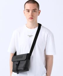 ロゴ エンボス メッセンジャー バッグ