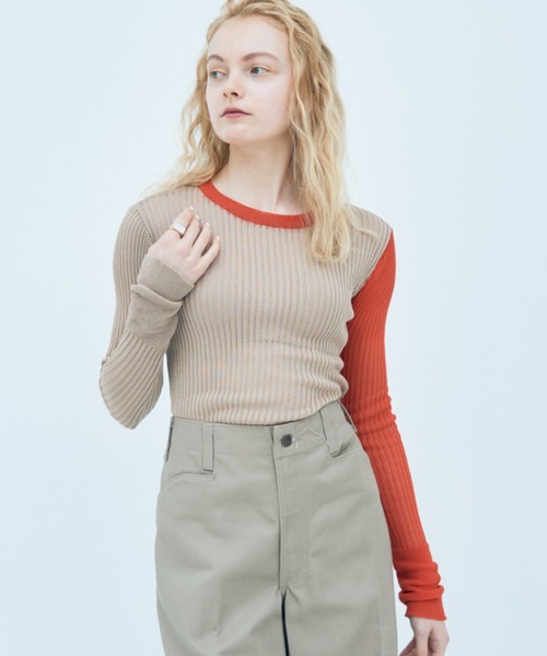 Solace（ソレイス）の「スリーブアシンメトリーカラーシアーニット（ニット/セーター・レディース・ホワイト/ブラック/ベージュ・FREE）」の3枚目の写真