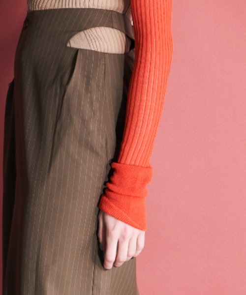 Solace（ソレイス）の「スリーブアシンメトリーカラーシアーニット（ニット/セーター・レディース・ホワイト/ブラック/ベージュ・FREE）」の5枚目の写真