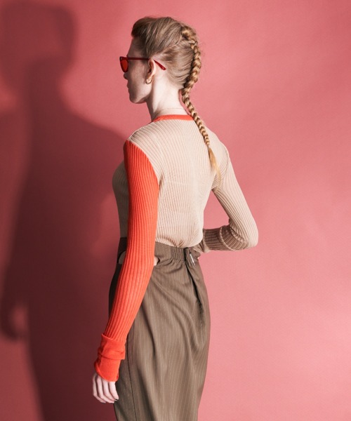 Solace（ソレイス）の「スリーブアシンメトリーカラーシアーニット（ニット/セーター・レディース・ホワイト/ブラック/ベージュ・FREE）」の6枚目の写真