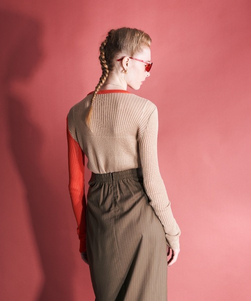 Solace（ソレイス）の「スリーブアシンメトリーカラーシアーニット（ニット/セーター・レディース・ホワイト/ブラック/ベージュ・FREE）」の7枚目の写真