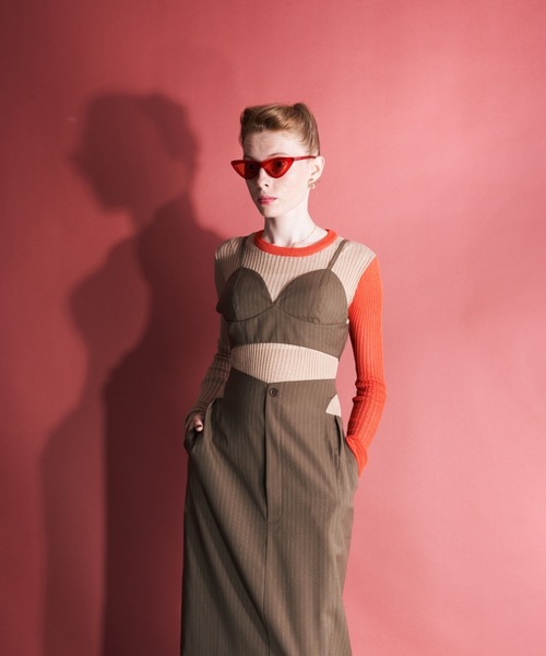 Solace（ソレイス）の「スリーブアシンメトリーカラーシアーニット（ニット/セーター・レディース・ホワイト/ブラック/ベージュ・FREE）」の10枚目の写真