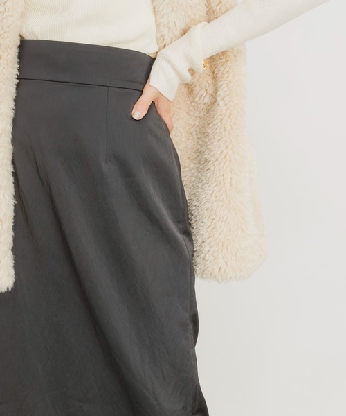 URBAN RESEARCH（アーバンリサーチ）の「サテンストレートスカート（スカート・レディース・チャコールグレー/ブラック/ベージュ・38/36）」の22枚目の写真