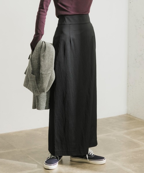 URBAN RESEARCH（アーバンリサーチ）の「サテンストレートスカート（スカート・レディース・チャコールグレー/ブラック/ベージュ・38/36）」の7枚目の写真