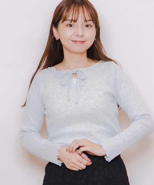 flower(フラワー)の「グリッターリボンロングスリーブ(ニット/セーター・レディース・グレー/シルバー・FREE)」の2枚目の写真