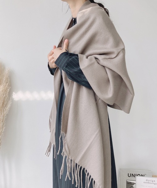 AS KNOW AS plus（アズノゥアズプラス）の「〇ふわり大判ストール　【2023AWアイテム】（ストール/ショール・レディース・グリーン/オレンジ/カーキ/ブルー/ブラック/ピンク/イエロー/グレー/アイボリー/ライトグレー/グレイッシュベージュ/チャコールグレー/ライトベージュ・FREE）」の5枚目の写真