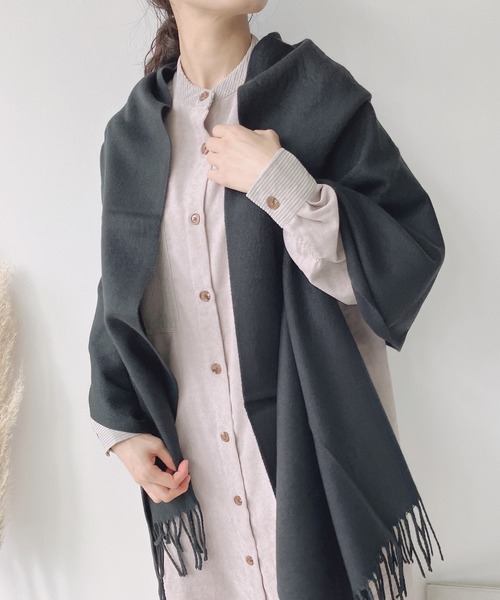 AS KNOW AS plus（アズノゥアズプラス）の「〇ふわり大判ストール　【2023AWアイテム】（ストール/ショール・レディース・グリーン/オレンジ/カーキ/ブルー/ブラック/ピンク/イエロー/グレー/アイボリー/ライトグレー/グレイッシュベージュ/チャコールグレー/ライトベージュ・FREE）」の3枚目の写真