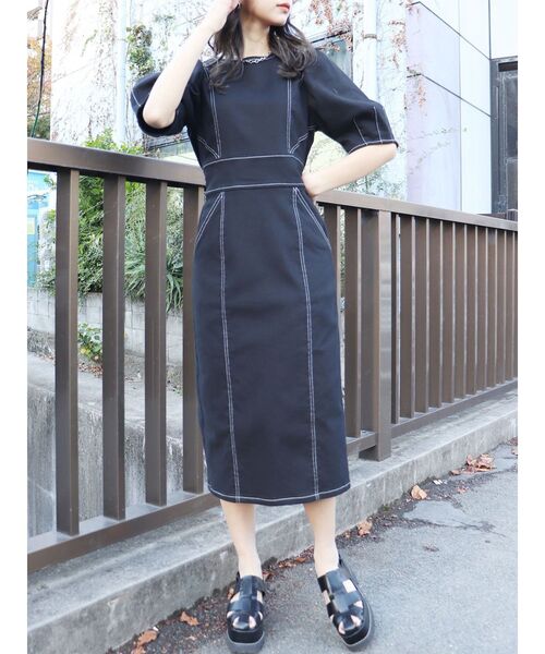 MURUA（ムルーア）の「ギャザースリーブステッチワンピース（ワンピース・レディース・ブラック/カーキ/インディゴブルー・1/2）」の2枚目の写真