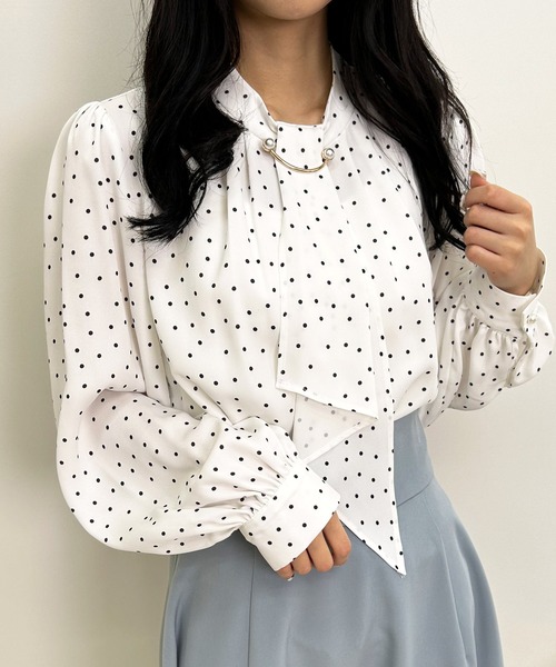 INGNI（イング）の「パールピン付トロミボウタイ／ブラウス（シャツ/ブラウス・レディース・オフホワイト/ピンク/ブルー/ホワイト系6/ホワイト×ブラック・M）」の3枚目の写真