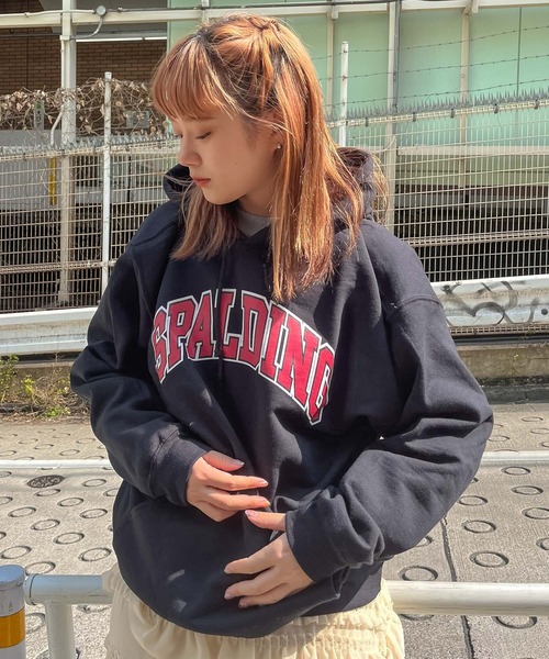 SPALDING(スポルディング)の「【 SPALDING / スポルディング 】カレッジ アーチ ロゴ フーディー LOGO HOODIE(パーカー・メンズ・ホワイト/ブラック/レッド・X-LARGE/LARGE/MEDIUM/SMALL)」の2枚目の写真