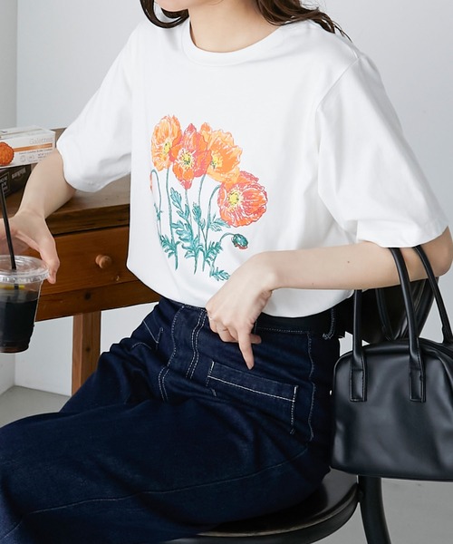 BONLECILL(ボンルシール)の「フラワーモチーフプリント 半袖Tシャツ(Tシャツ/カットソー・レディース・ライトグリーン/チャコールグレー/アイボリー/オフホワイト・FREE)」の2枚目の写真