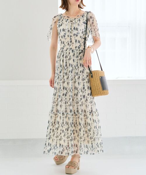 MAJESTIC LEGON(マジェスティックレゴン)の「チュールプリーツフラワーワンピース(ワンピース・レディース・ホワイト系その他2/ブラウン系その他2/ブルー系その他4・SMALL/MEDIUM)」の3枚目の写真