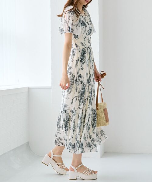 MAJESTIC LEGON(マジェスティックレゴン)の「チュールプリーツフラワーワンピース(ワンピース・レディース・ホワイト系その他2/ブラウン系その他2/ブルー系その他4・SMALL/MEDIUM)」の5枚目の写真