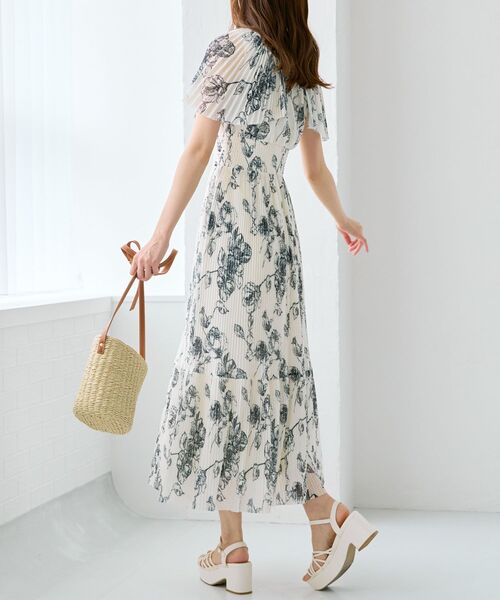 MAJESTIC LEGON(マジェスティックレゴン)の「チュールプリーツフラワーワンピース(ワンピース・レディース・ホワイト系その他2/ブラウン系その他2/ブルー系その他4・SMALL/MEDIUM)」の6枚目の写真