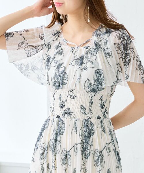 MAJESTIC LEGON(マジェスティックレゴン)の「チュールプリーツフラワーワンピース(ワンピース・レディース・ホワイト系その他2/ブラウン系その他2/ブルー系その他4・SMALL/MEDIUM)」の8枚目の写真