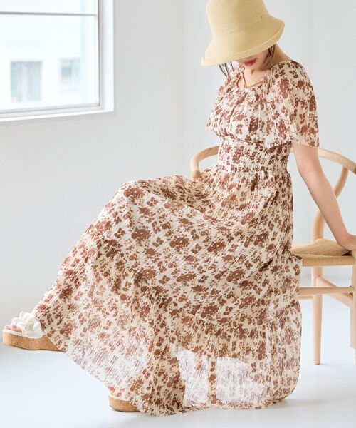 MAJESTIC LEGON(マジェスティックレゴン)の「チュールプリーツフラワーワンピース(ワンピース・レディース・ホワイト系その他2/ブラウン系その他2/ブルー系その他4・SMALL/MEDIUM)」の16枚目の写真