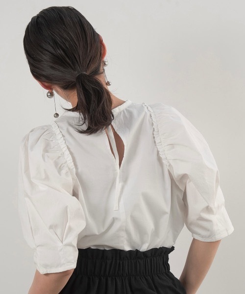 lawgy（ラウジー）の「design shoulder blouse（シャツ/ブラウス・レディース・ホワイト/ブルー・FREE）」の6枚目の写真