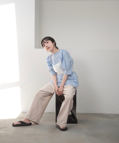 lawgy（ラウジー）の「design shoulder blouse（シャツ/ブラウス・レディース・ホワイト/ブルー・FREE）」の4枚目の写真