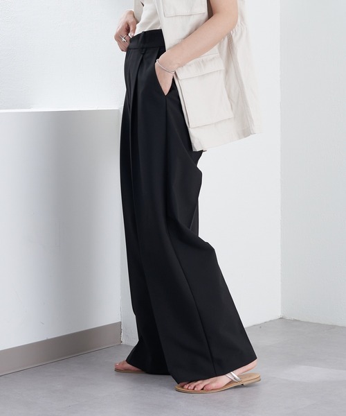 SHENERY（シーナリー）の「カーブウエストタックパンツ（その他パンツ・レディース・ブラック/グレー・36/38）」の3枚目の写真