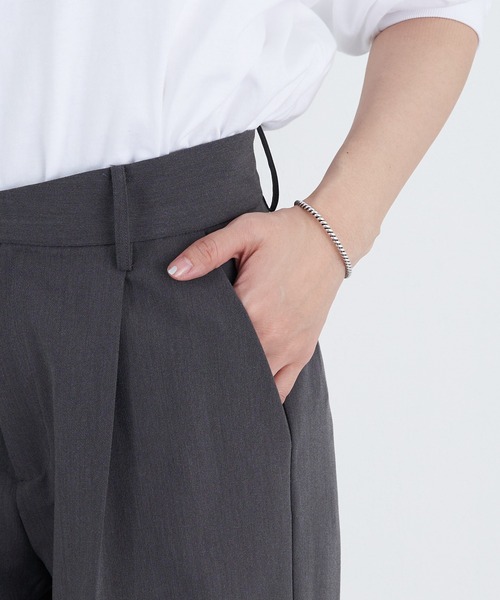 SHENERY（シーナリー）の「カーブウエストタックパンツ（その他パンツ・レディース・ブラック/グレー・36/38）」の20枚目の写真