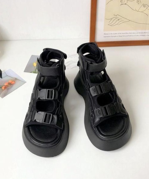 Vipoa(ヴィポア)の「ベルト厚底サンダル(サンダル・レディース・ブラック/ホワイト・SMALL/MEDIUM/LARGE)」の2枚目の写真