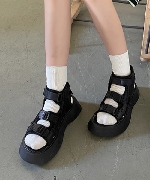 Vipoa(ヴィポア)の「ベルト厚底サンダル(サンダル・レディース・ブラック/ホワイト・SMALL/MEDIUM/LARGE)」の3枚目の写真