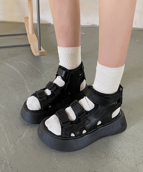Vipoa(ヴィポア)の「ベルト厚底サンダル(サンダル・レディース・ブラック/ホワイト・SMALL/MEDIUM/LARGE)」の12枚目の写真