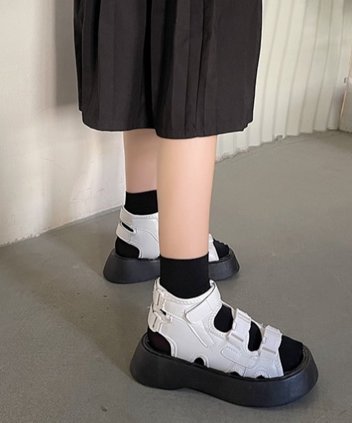 Vipoa(ヴィポア)の「ベルト厚底サンダル(サンダル・レディース・ブラック/ホワイト・SMALL/MEDIUM/LARGE)」の5枚目の写真
