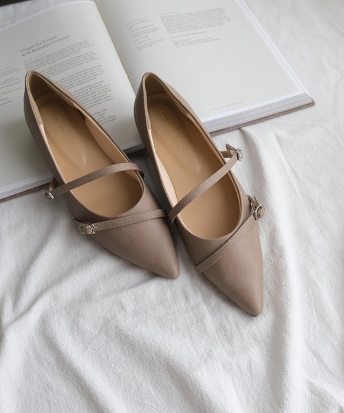 AmiAmi（アミアミ）の「メリージェーンポインテッドトゥパンプス（パンプス・レディース・ブロンズ/ブラック/グレイッシュベージュ/アイボリー・35/37/36/38/39）」の4枚目の写真