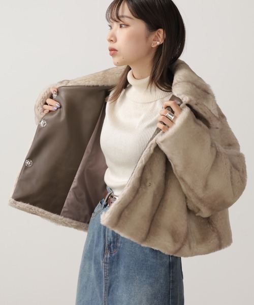 AO2(アオズ)の「Faux fur jucket / フェイクファージャケット コート(ブルゾン・レディース・アイボリー/キャメル・FREE)」の3枚目の写真