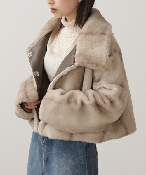 AO2(アオズ)の「Faux fur jucket / フェイクファージャケット コート(ブルゾン・レディース・アイボリー/キャメル・FREE)」の4枚目の写真