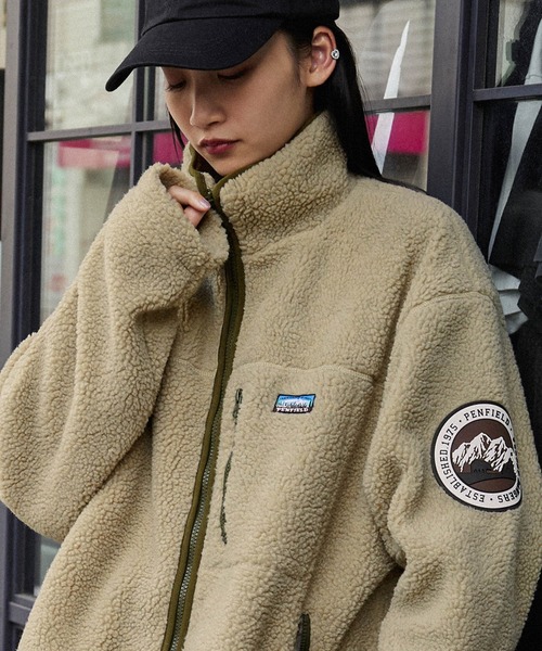 PEN FIELD（ペンフィールド）の「PENFIELD/ペンフィールド 別注 ロゴ刺繍 ビッグシルエットスタンドボアジャケット（ブルゾン・メンズ・ナチュラル/ブラック/ライトベージュ・M/L）」の8枚目の写真