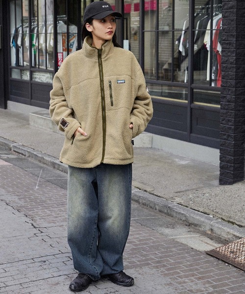 PEN FIELD（ペンフィールド）の「PENFIELD/ペンフィールド 別注 ロゴ刺繍 ビッグシルエットスタンドボアジャケット（ブルゾン・メンズ・ナチュラル/ブラック/ライトベージュ・M/L）」の11枚目の写真