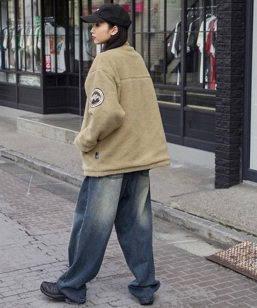 PEN FIELD（ペンフィールド）の「PENFIELD/ペンフィールド 別注 ロゴ刺繍 ビッグシルエットスタンドボアジャケット（ブルゾン・メンズ・ナチュラル/ブラック/ライトベージュ・M/L）」の12枚目の写真