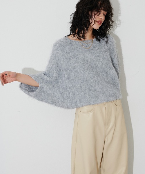 LARUTA（ラルータ）の「【LARUTA】ふわふわ起毛ポンチョニット（ニット/セーター・レディース・アイボリー/ブラック/ベージュ/チャコールグレー・FREE）」の4枚目の写真