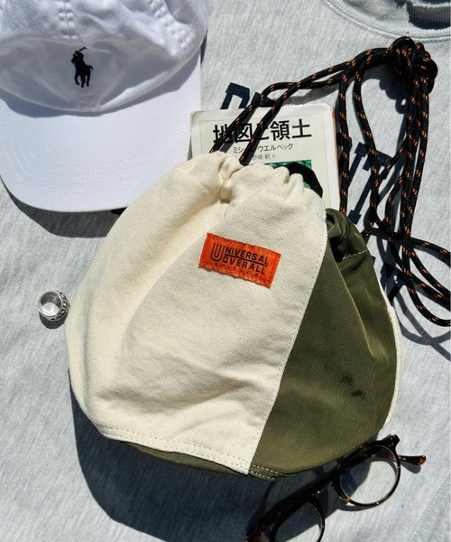 UNIVERSAL OVERALL（ユニバーサルオーバーオール）の「UNIVERSAL OVERALL / UO 2素材切替ドローストリング / UVO-179（ショルダーバッグ・レディース・ベージュ/オレンジ/カーキ・ONESIZE）」の2枚目の写真