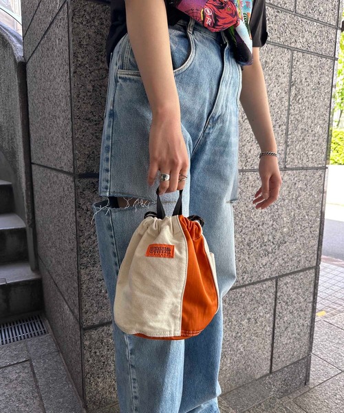 UNIVERSAL OVERALL（ユニバーサルオーバーオール）の「UNIVERSAL OVERALL / UO 2素材切替ドローストリング / UVO-179（ショルダーバッグ・レディース・ベージュ/オレンジ/カーキ・ONESIZE）」の12枚目の写真