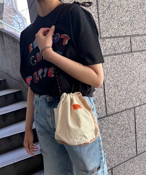 UNIVERSAL OVERALL（ユニバーサルオーバーオール）の「UNIVERSAL OVERALL / UO 2素材切替ドローストリング / UVO-179（ショルダーバッグ・レディース・ベージュ/オレンジ/カーキ・ONESIZE）」の8枚目の写真