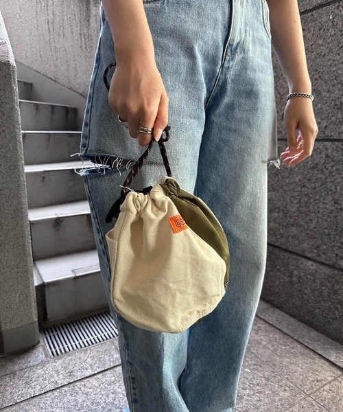 UNIVERSAL OVERALL（ユニバーサルオーバーオール）の「UNIVERSAL OVERALL / UO 2素材切替ドローストリング / UVO-179（ショルダーバッグ・レディース・ベージュ/オレンジ/カーキ・ONESIZE）」の9枚目の写真
