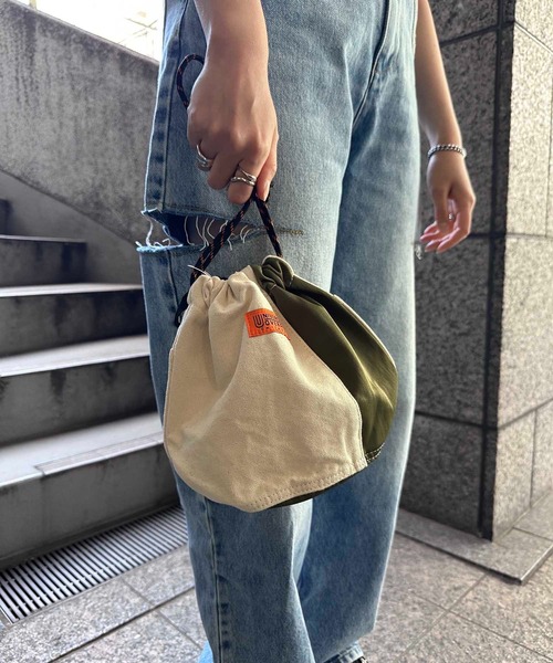 UNIVERSAL OVERALL（ユニバーサルオーバーオール）の「UNIVERSAL OVERALL / UO 2素材切替ドローストリング / UVO-179（ショルダーバッグ・レディース・ベージュ/オレンジ/カーキ・ONESIZE）」の10枚目の写真