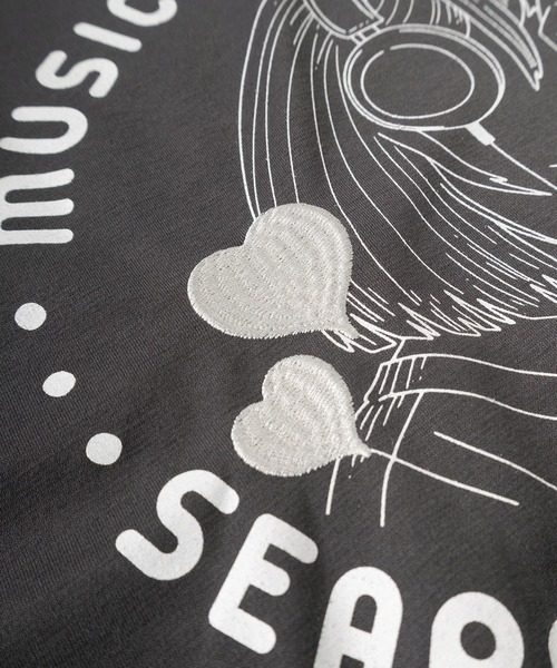 make a ray!（メイク ア レイ！）の「【0】ハート刺繍＆ガールイラスト LOVE MUSIC  ビッグシルエット プリントTシャツ/接触冷感（Tシャツ/カットソー・レディース・チャコールグレー/ホワイト/ブルー系その他/ダークグレー/オフホワイト/ブルー・L/M）」の14枚目の写真