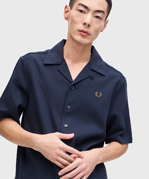 FRED PERRY（フレッドペリー）の「Pique Texture Revere Collar Shirt／ピケテクスチャーオープンカラーシャツ（シャツ/ブラウス・メンズ・ネイビー/サックスブルー/オフホワイト/ベージュ/ネイビー系/ライトブルー・M/L）」の5枚目の写真