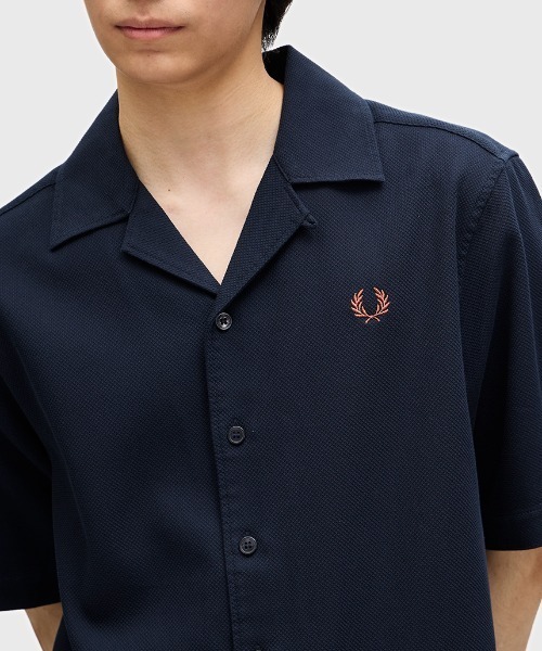 FRED PERRY（フレッドペリー）の「Pique Texture Revere Collar Shirt／ピケテクスチャーオープンカラーシャツ（シャツ/ブラウス・メンズ・ネイビー/サックスブルー/オフホワイト/ベージュ/ネイビー系/ライトブルー・M/L）」の8枚目の写真
